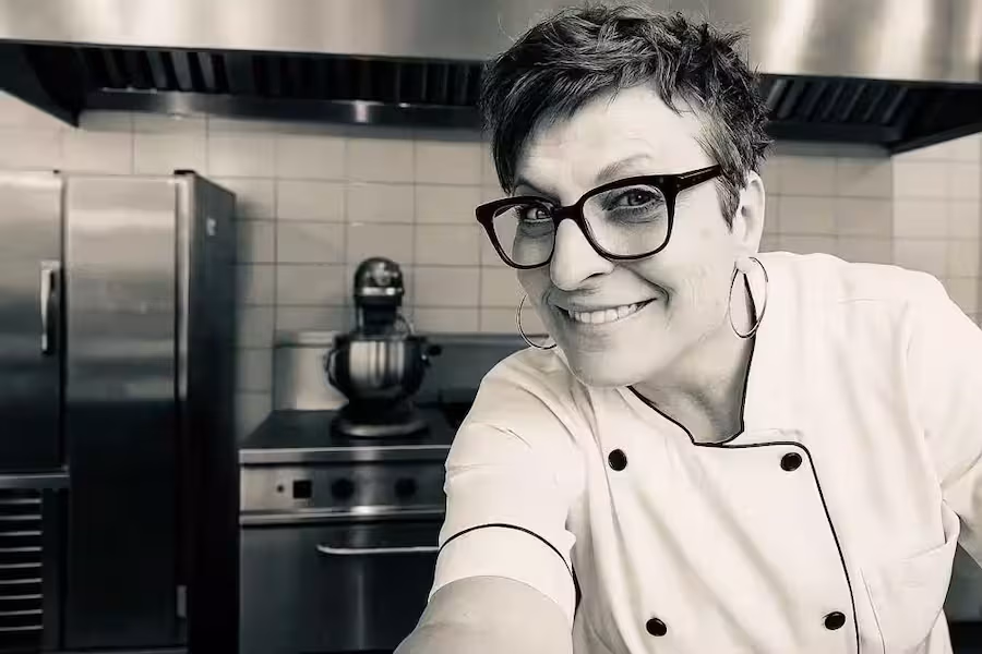 Carole prépare les créations Opaleia dans son atelier