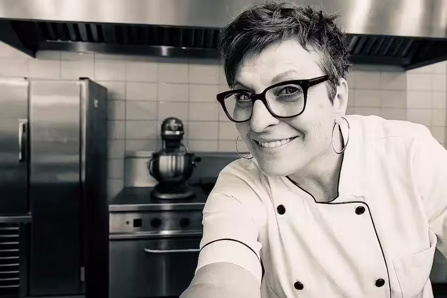 Carole, fondatrice et biscuitière Opaleia dans son atelier
